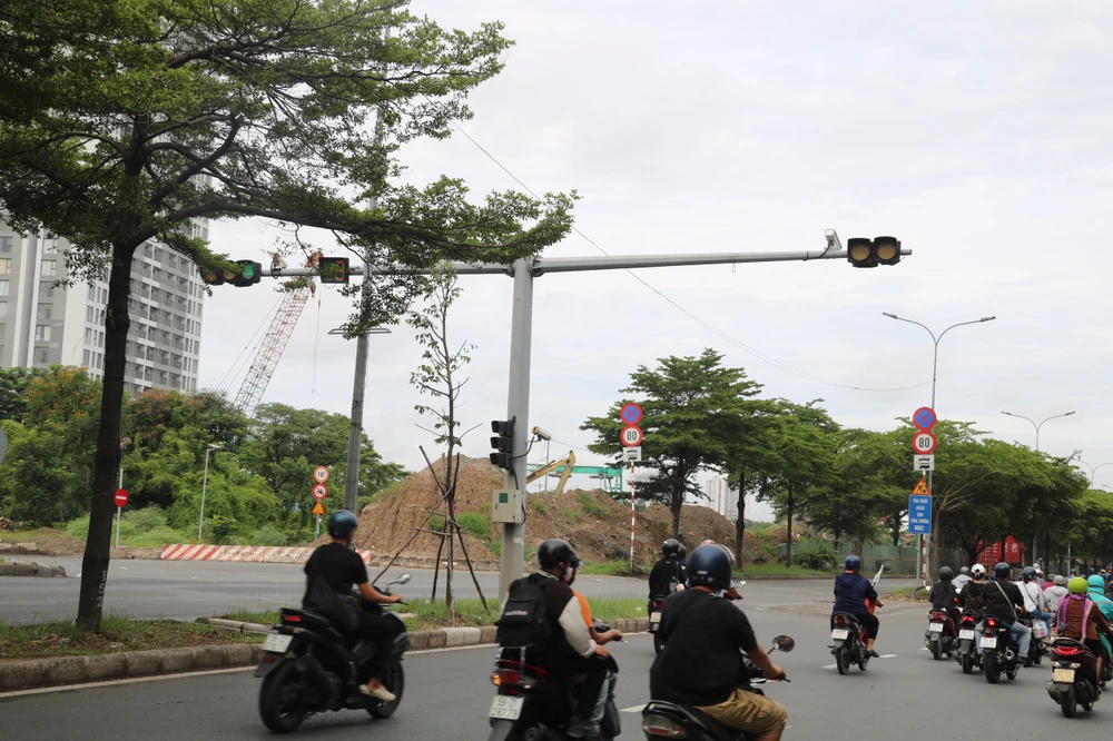 Sở GTVT TP yêu cầu khắc phục tình trạng cây xanh che khuất đèn chiếu sáng, đèn giao thông,... ham-chui-nguyen-van-linh-nguyen-huu-tho-16.jpg