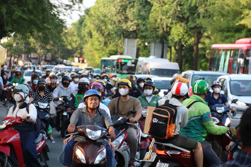 Ùn ứ trên đường Đinh Bộ Lĩnh, trước bến xe Miền Đông cũ. Ảnh: NT mở rộng đường
