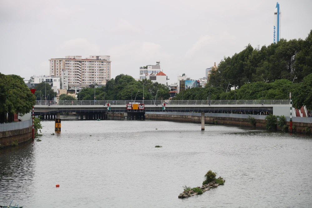 Cầu đi bộ nằm giữa cầu Điện Biên Phủ và cầu Thị Nghè. cau-di-bo-14.jpg