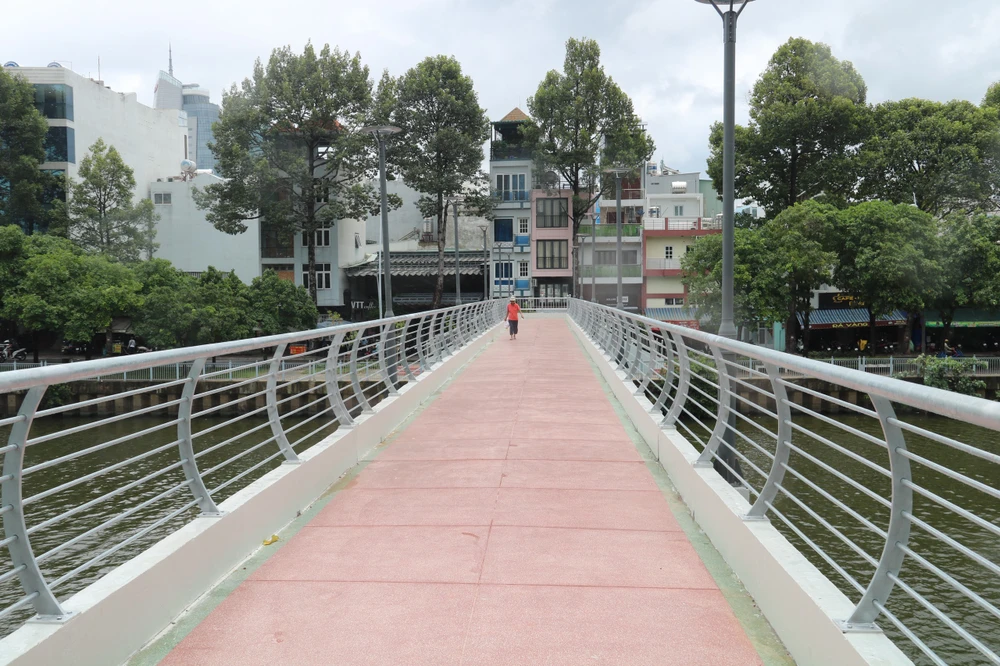 Hệ thống lan can, đèn chiếu sáng đã hoàn thiện. cau-di-bo-15.jpg