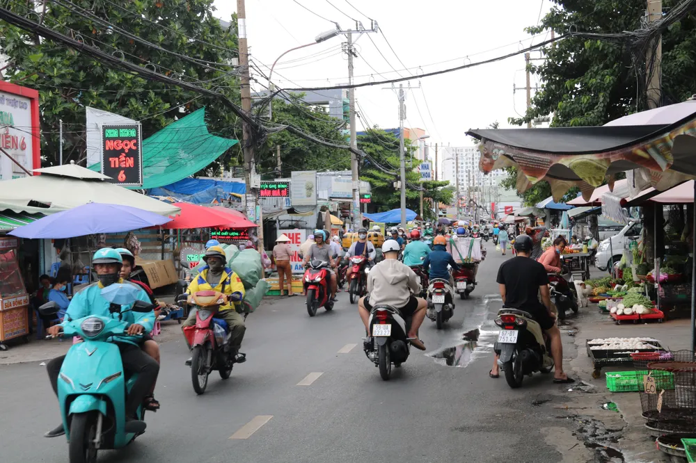 Đường Phan Anh nhỏ hẹp, tồn tại chợ tự phát. nga-tu-bon-xa-12.jpg