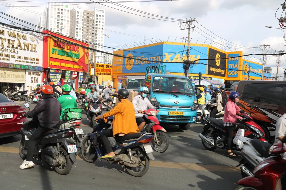 Khu vực có xe lưu thông đông đúc. nga-tu-bon-xa-18.jpg