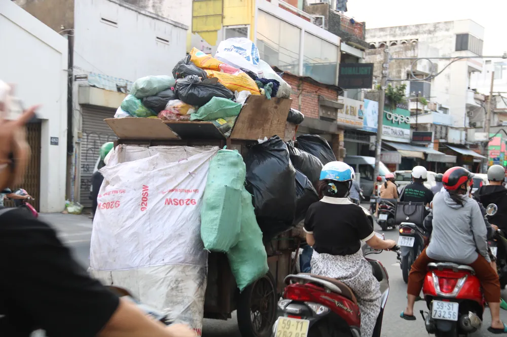 Xe rác thô sơ tiềm ẩn nguy cơ mất an toàn giao thông. xe-rac-tho-so-3.jpg