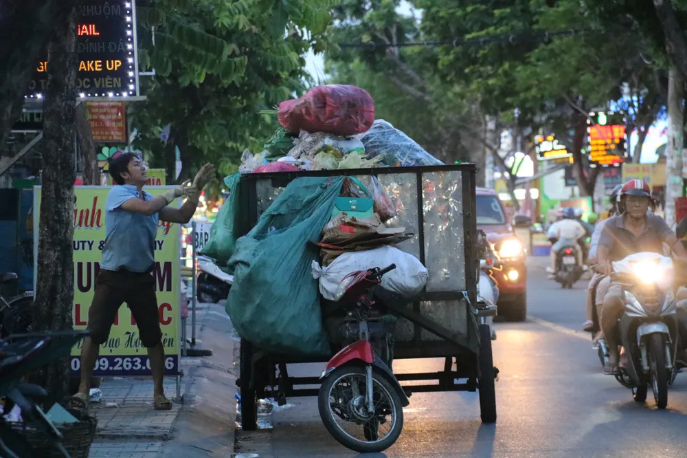 Xe rác thô sơ chạy trên đường Trần Thanh Mại, quận Bình Tân xe rác thô sơ