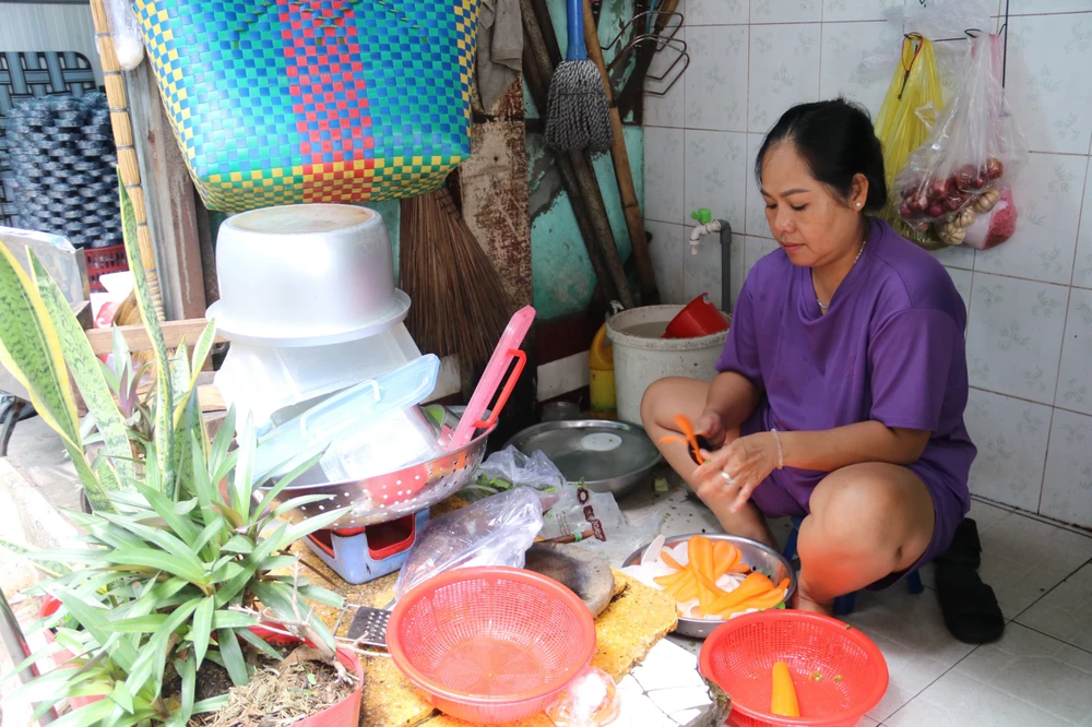 Chị Linh - sống hơn 40 năm tại đường Mạc Vân.Ảnh: NT duong-mac-van-3.jpg