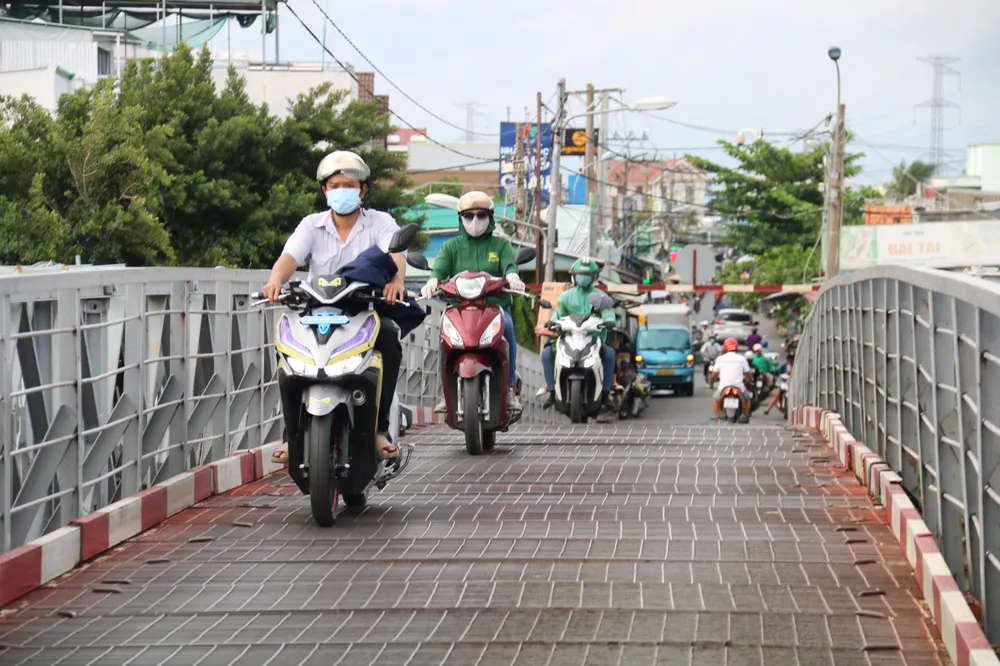 Cầu Rạch Dơi rung lắc mạnh khi có xe lưu thông. Ảnh: TN huyen-nha-be-31.jpg