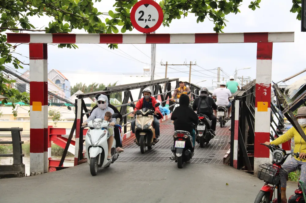 Xe cộ lưu thông đông đúc. huyen-nha-be-51.jpg