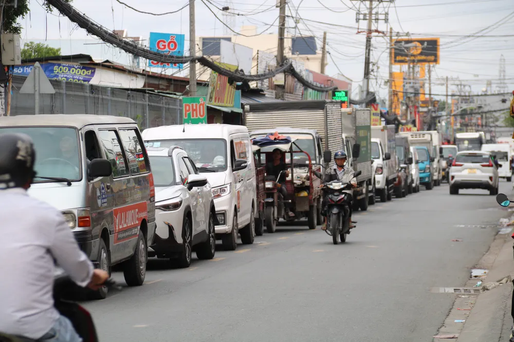 Xe xếp hàng dài trên đường Nguyễn Thị Tú. duong-nguyen-thi-tu-3.jpg