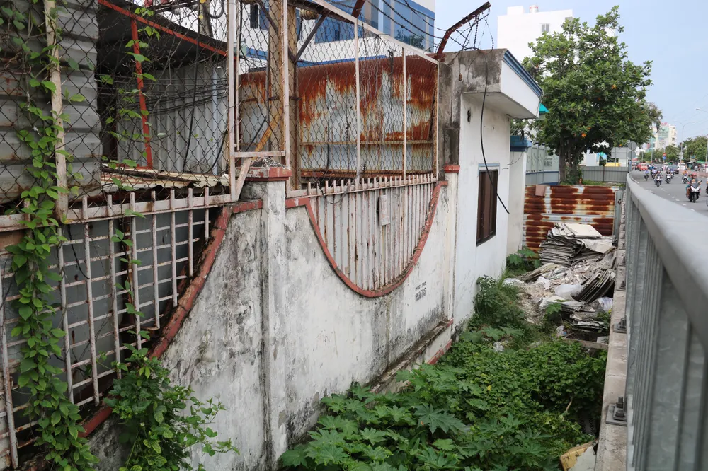 Bên trong rào chắn, vật liệu xây dựng ngổn ngang. vuong-mat-bang-3.jpg