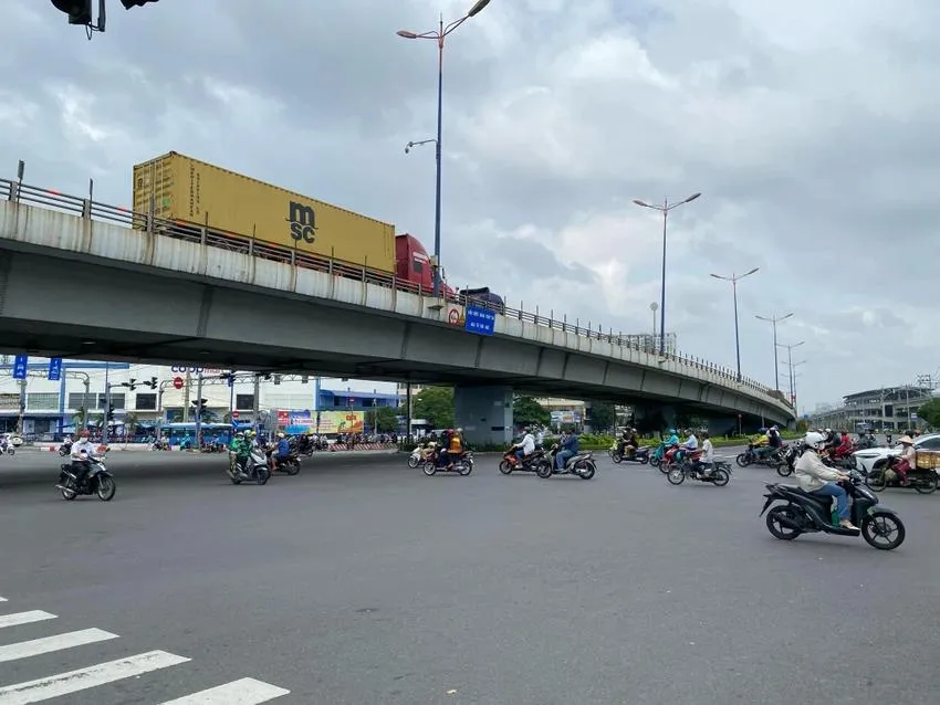 Từ ngày 27-7, sẽ cấm container và xe tải trên 5 tấn lưu thông qua cầu vượt thép ngã tư Thủ Đức để thi công trụ TH2 cầu bộ hành nhà ga Thủ Đức. metro-so-1-1.webp