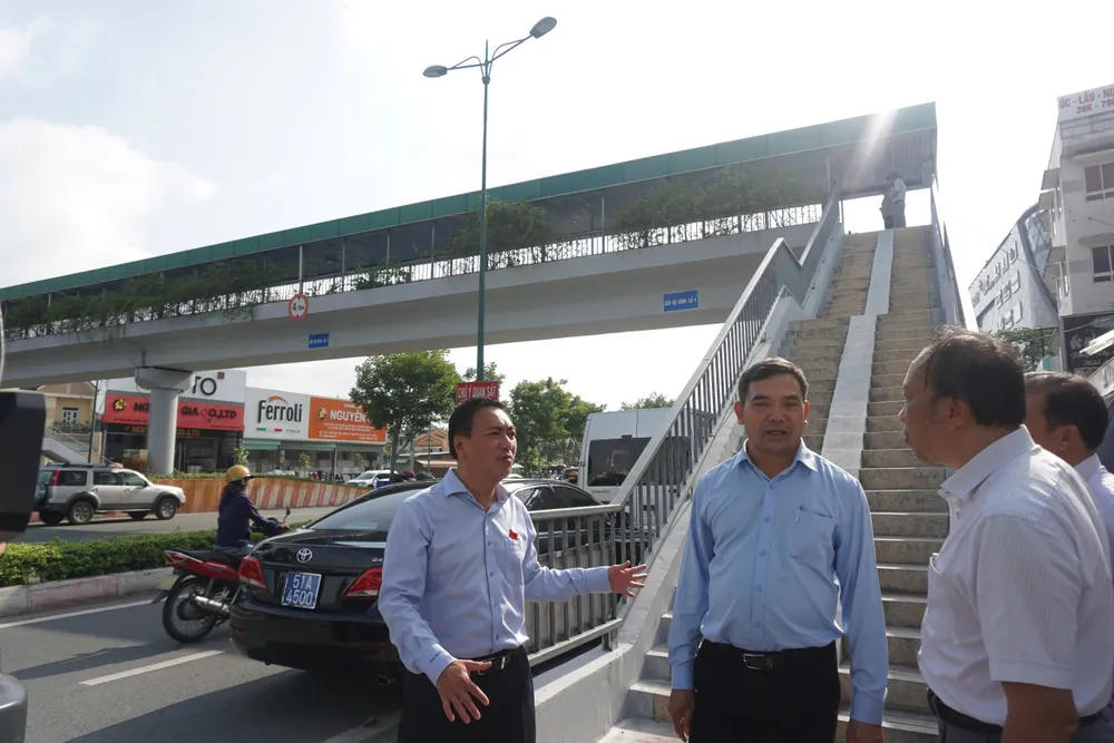 Ông Phạm Thành Kiên, Phó chủ tịch HĐND TP.HCM cùng các đơn vị khảo sát cầu bộ hành số 4, đường Phạm Văn Đồng. vành đai 2
