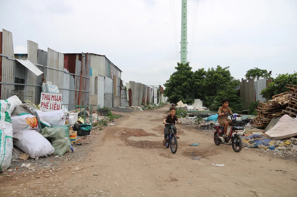 Lối đi là nơi tập kết ve chai. Ảnh: THẮM NGỌC nam-ly-chieu-hoang-14.jpg