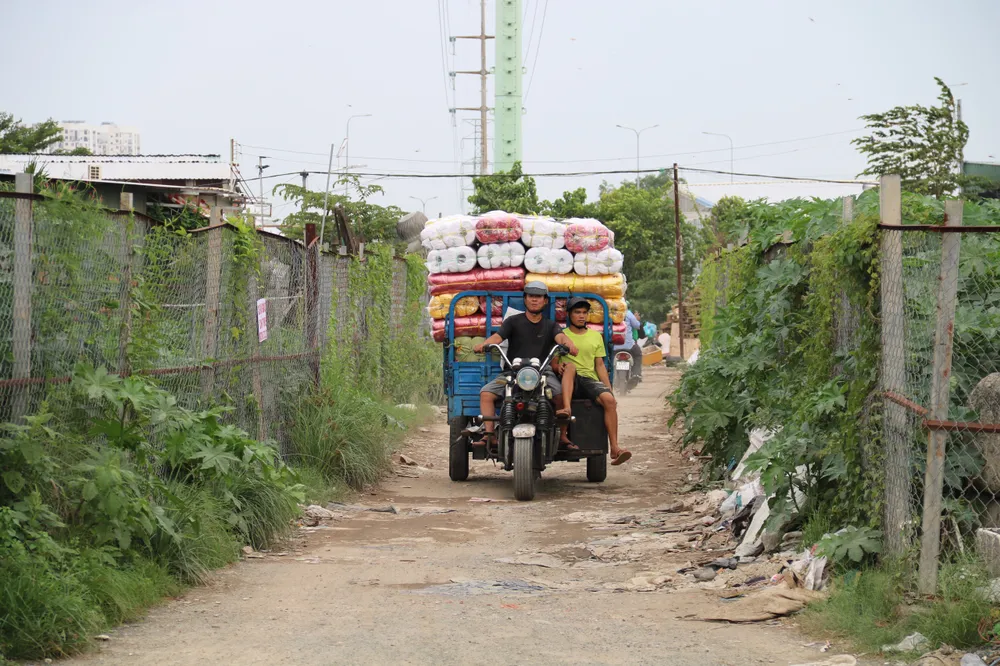 Đường đất dẫn vào dự án. Ảnh: THẮM NGỌC nam-ly-chieu-hoang.jpg