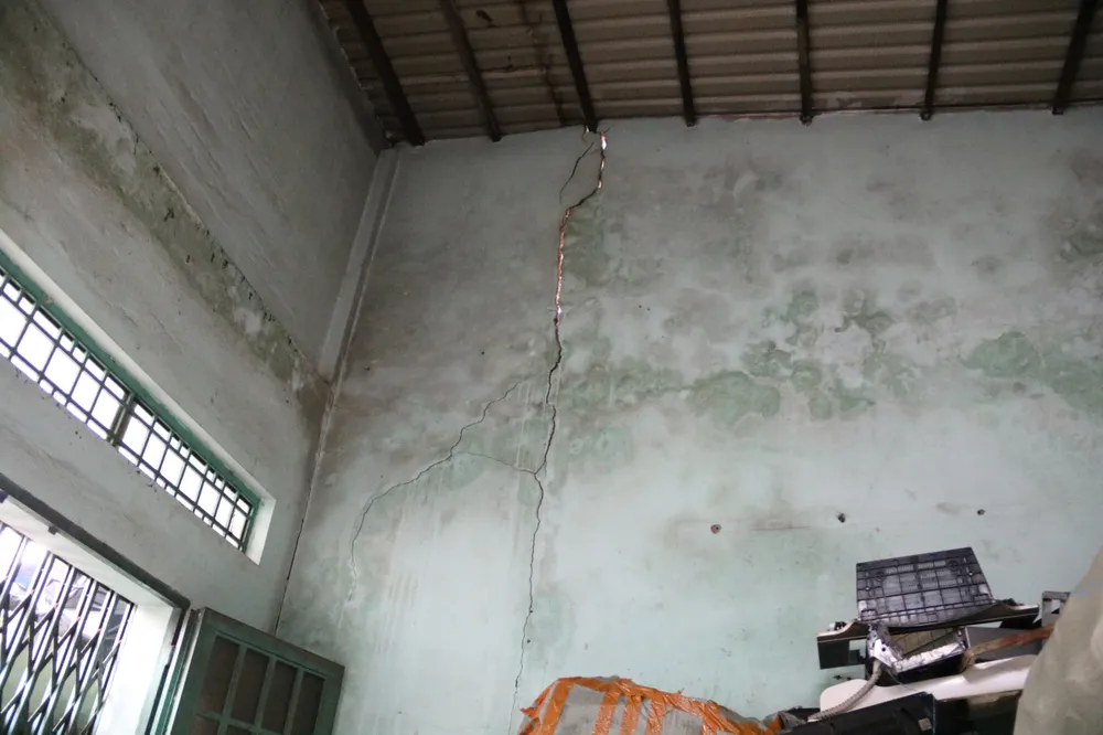 Những vết nứt lớn trên tường nhà. nam-ly-chieu-hoang-8.jpg