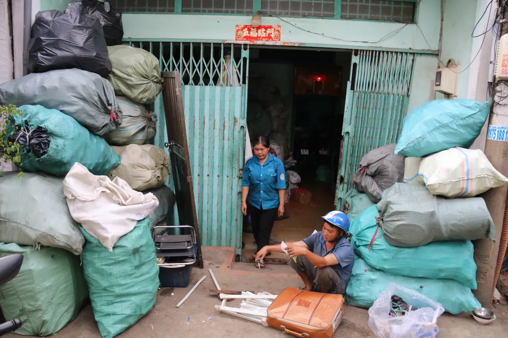 Những ngôi nhà chất đủ thứ ve chai.Ảnh: NGỌC THẮM nam-ly-chieu-hoang-9.jpg