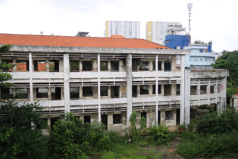 Công trình nằm trơ trọi suốt thời gian dài. tieu-hoc-tran-van-kieu-4.jpg