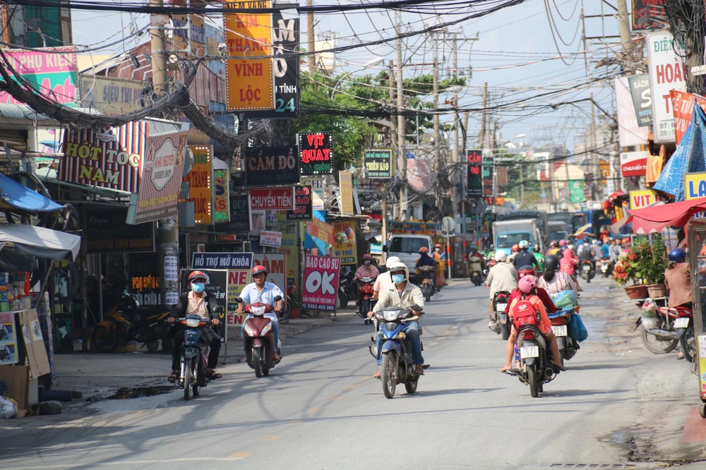 Hệ thống biển quảng cáo chằng chịt "bóp nghẹt" tuyến đường. duong-vinh-loc-14.jpg