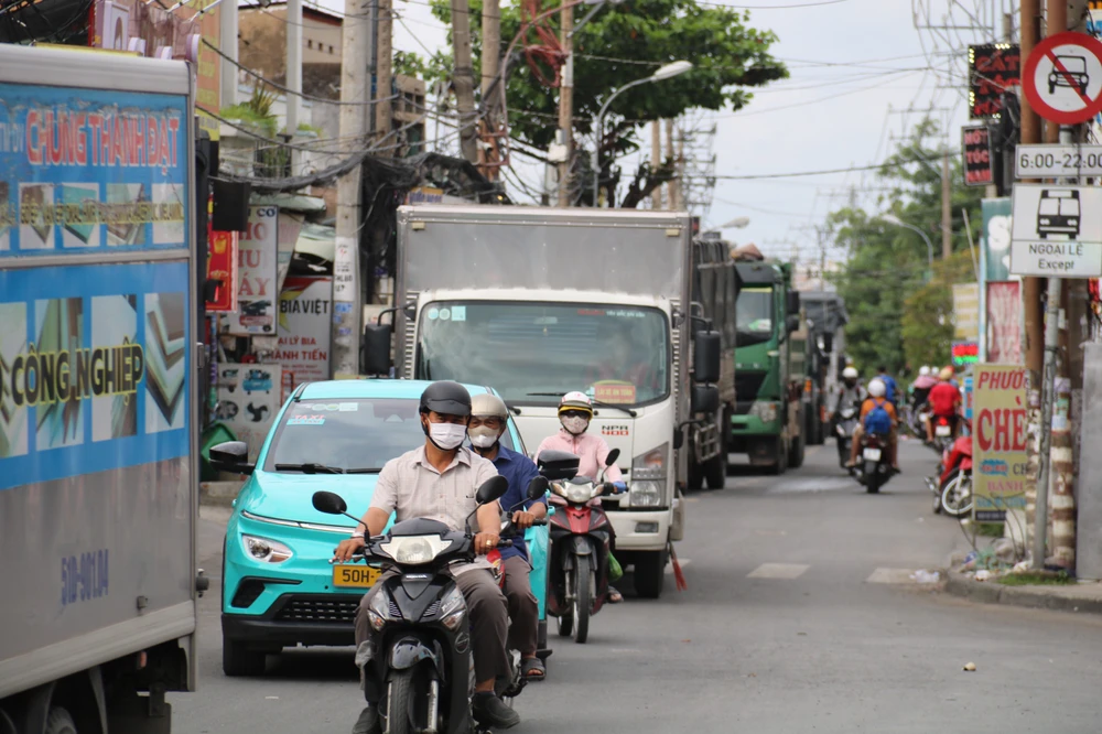 Xe xếp hàng dài trên đường Vĩnh Lộc. đường Vĩnh Lộc
