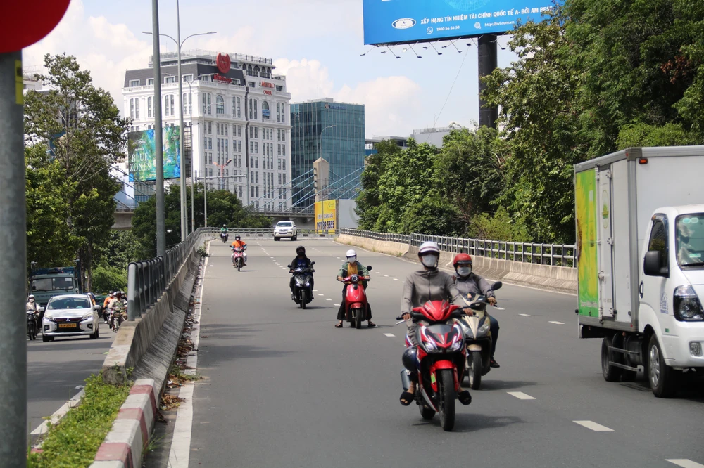 Đây là lần thứ 2 cầu vượt này xuất hiện tình trạng mặt cầu lõm, đọng nước. cau-vuot-nguyen-huu-canh-4.jpg