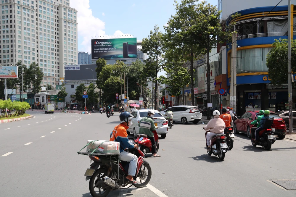 Giao lộ Nguyễn Hữu Cảnh - hẻm 135 tiềm ẩn nguy cơ tai nạn. cau-vuot-nguyen-huu-canh-5.jpg