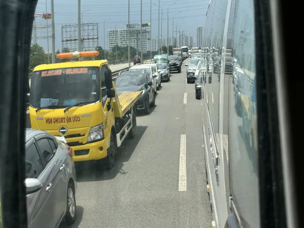Các phương tiện chôn chân trên cao tốc. Ảnh: TS cao-toc-TP.HCM-Long Thanh-Dau Giay-1.jpg