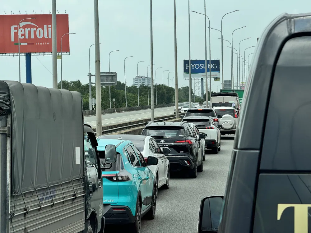 Ùn ứ kéo dài từ nút giao An Phú đến trạm thu phí Long Phước. Ảnh: TS cao-toc-TP.HCM-Long Thanh-Dau Giay.jpg