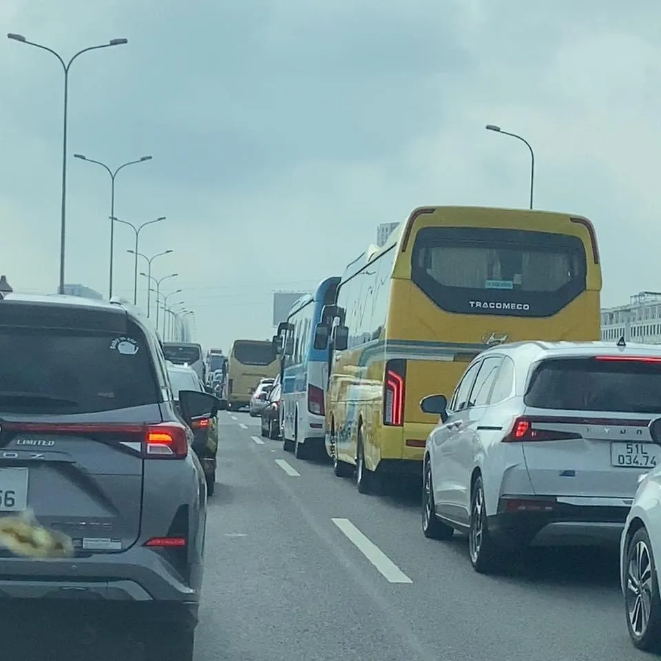 Các phương tiện nối đuôi nhau di chuyển chậm. Ảnh: MXH cao-toc-TP.HCM-Long Thanh-Dau Giay-6.jpg