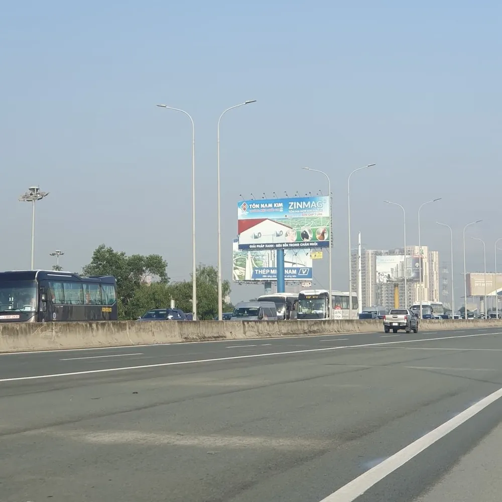 Hàng dài phương tiện chờ lưu thông. Ảnh: MXH cao-toc-TP.HCM-Long Thanh-Dau Giay-7.jpg
