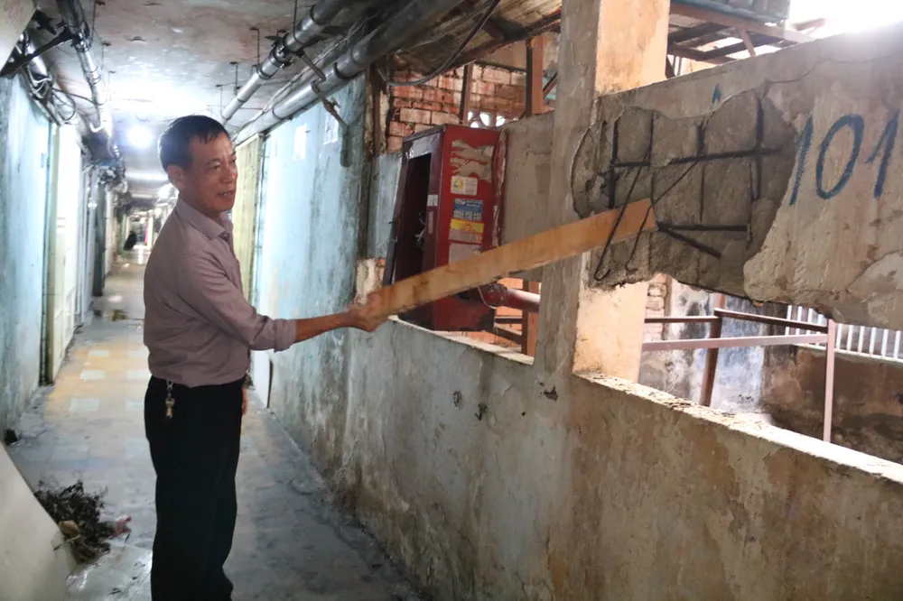 Những thanh sắt dễ dàng bị kéo rơi ra ngoài. Ảnh: NH cu-xa-thanh-da-12.jpg