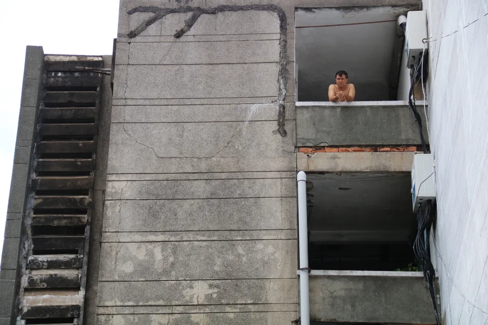 Người dân sống trong khu vực mong muốn sớm được di dời. cu-xa-thanh-da-19.jpg