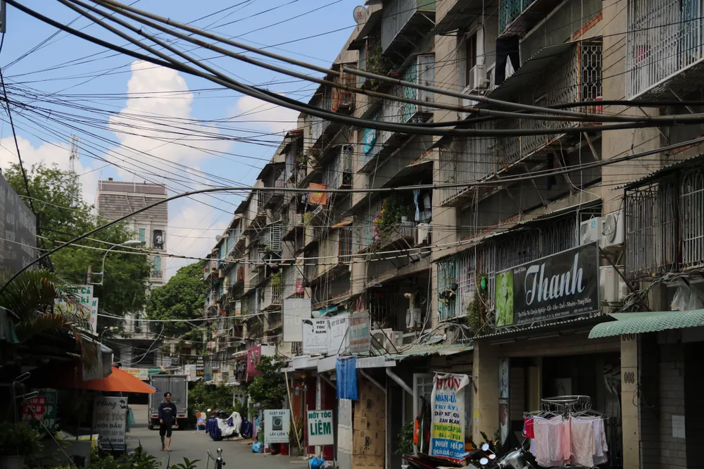 Dây điện chằng chịt, chuồng cọp bủa vây tòa IX, cư xá Thanh Đa. Ảnh: NH cư xá thanh đa