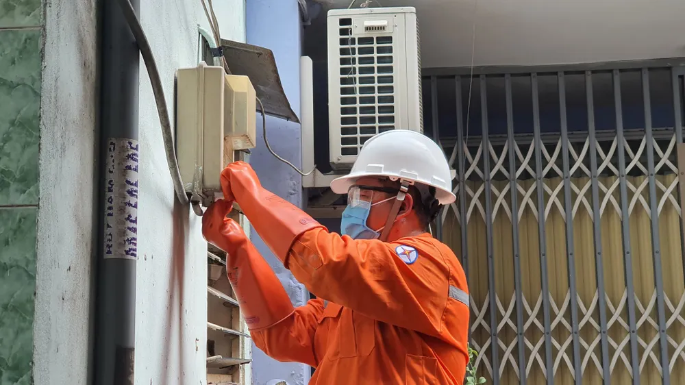 Tổng công ty Điện lực TP.HCM cho biết 100% khách hàng sử dụng điện trên địa bàn TP.HCM đã được lắp đặt công tơ đo đếm từ xa. tong-cong-ty-dien-luc-TP.HCM-1.jpg