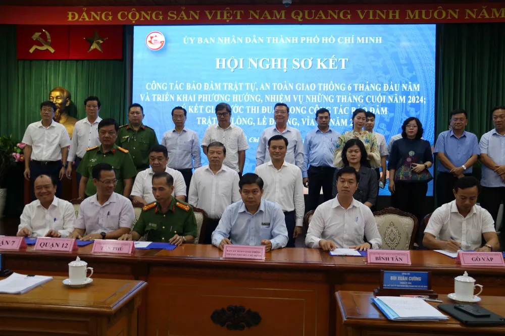 Các đơn vị ký kết giao ước thi đua trong công tác bảo đảm trật tự lòng, lề đường, vỉa hè năm 2024 tại Hội nghị. tai-nan-giao-thong-8.jpg
