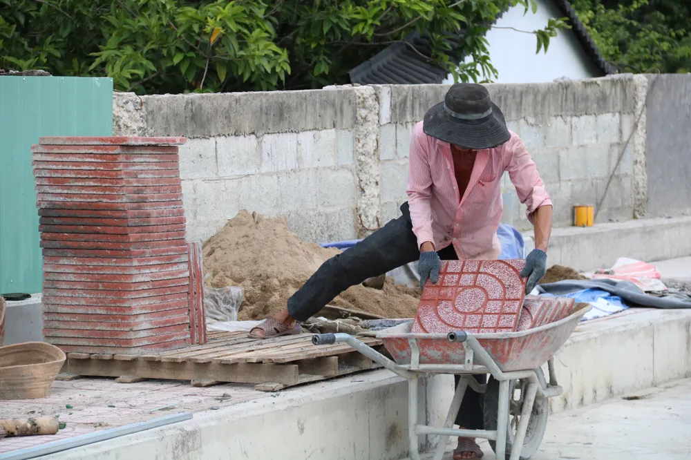 Công nhân đang thi công các hạng mục cuối. Ảnh: NHƯ NGỌC cau-ong-bon-2.jpg