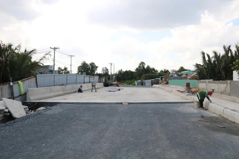 Đơn nguyên 1 của dự án xây mới cầu Ông Bồn sẽ hoàn thành ngày 30-9. Ảnh: NHƯ NGỌC cau-ong-bon-6.jpg