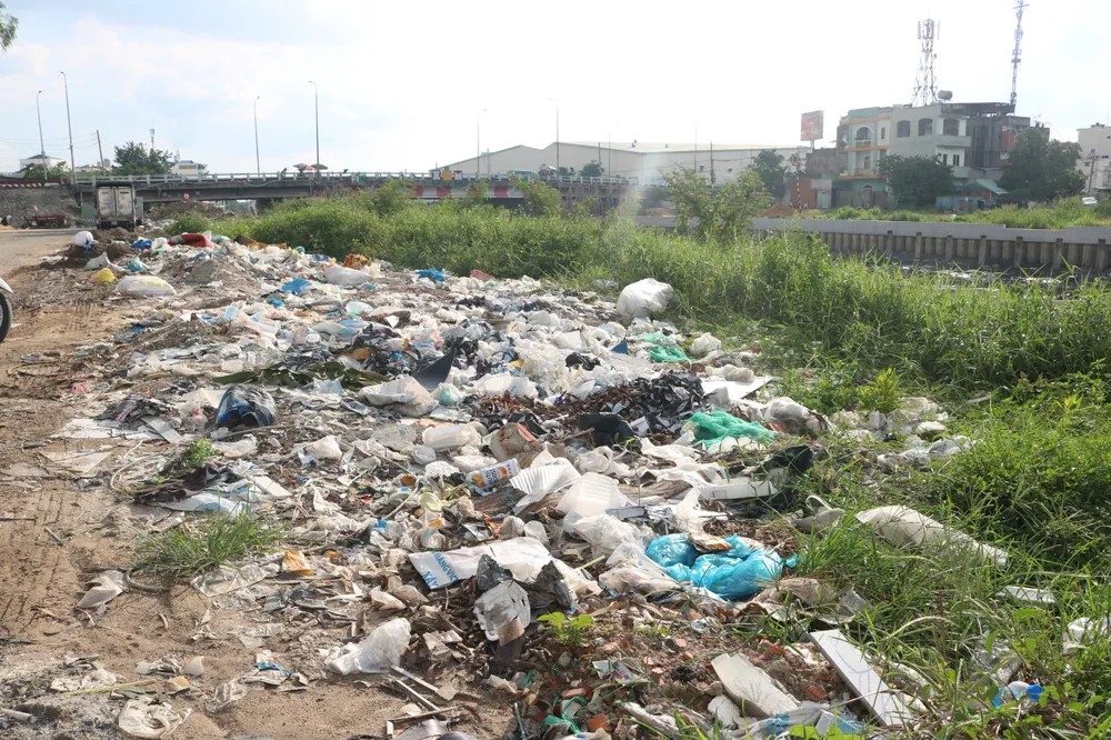 Rác tập kết dọc kênh Tham Lương - Bến Cát. kênh tham lương - bến cát