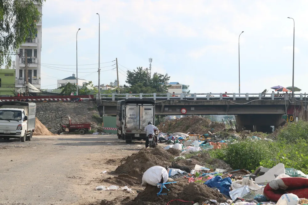 Người đàn ông mang rác thải sinh hoạt đến vứt. kenh-tham-luong-ben-cat-18.jpg