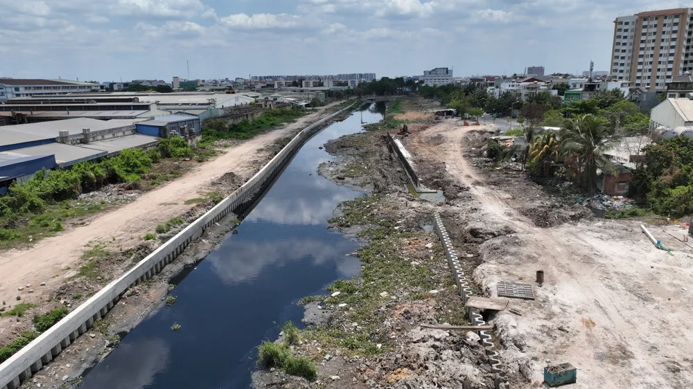 Đơn vị thi công đang đẩy nhanh tiến độ các hạng mục như bờ kênh, hệ thống thoát nước, đường, cây xanh,... kenh-tham-luong-ben-cat-27.jpg