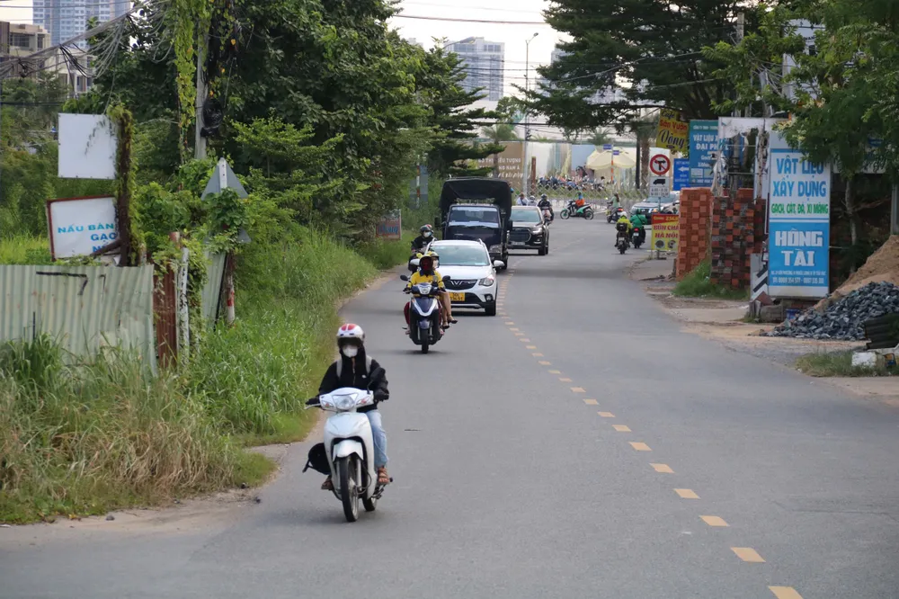 Đoạn đường đang chờ điều chỉnh ranh mới có thể triển khai. duong-lien-phuong-2.jpg