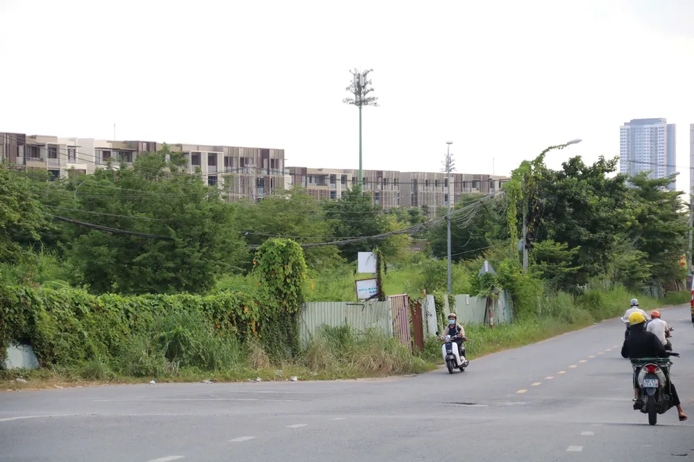 Phần dự án chồng ranh dự án khác đang được rào chắn. duong-lien-phuong-3.jpg