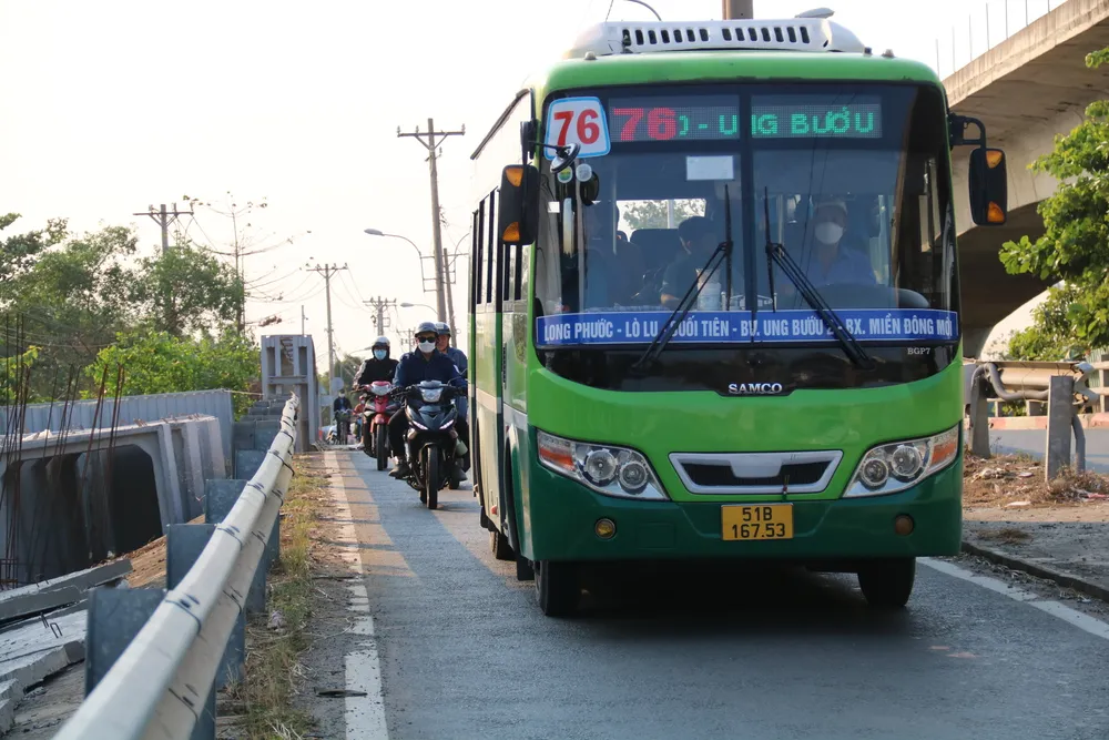 Xe buýt số 76 hoạt động đúng các thông số dịp Lễ 2-9 để giải tỏa hành khách tại bến xe. tuyến xe buýt