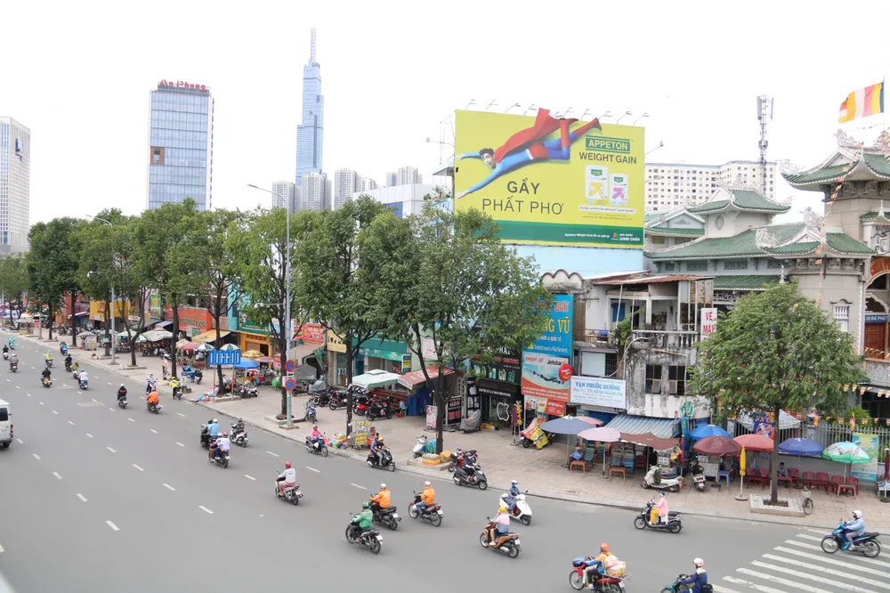 Vỉa hè hai bên đường khang trang, sạch đẹp. Ảnh: NT duong-dien-bien-phu-12.jpg