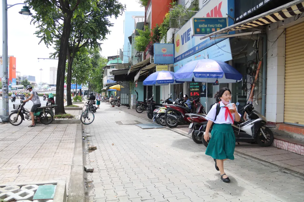 Người đi bộ có lối đi thông thoáng, sạch đẹp. Ảnh: NT duong-dien-bien-phu-18.jpg