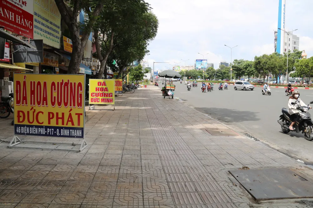 Vỉa hè được lát đá, chấn chỉnh tình trạng lấn chiếm, trả lại lối đi cho người dân. Ảnh: NT duong-dien-bien-phu-21.jpg