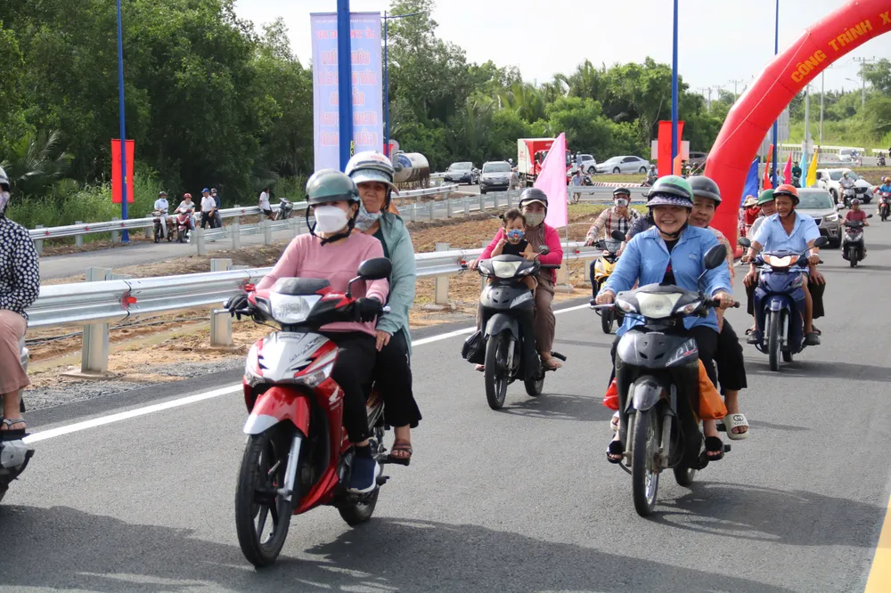 Người dân phấn khởi lưu thông qua cầu mới. Ảnh: NHƯ NGỌC cau-cay-kho-8.jpg