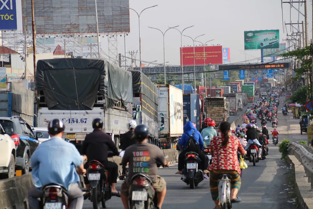 Quốc lộ 1 ùn ứ nhiều km. cua-ngo-phia-tay-125.jpg
