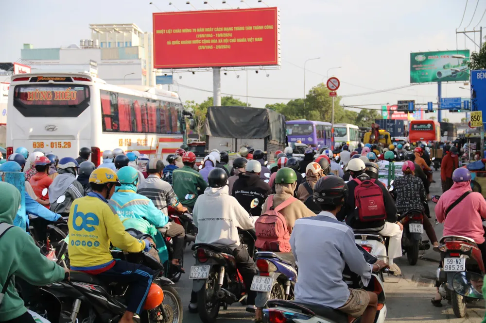Vòng xoay An Lạc ùn ứ nghiêm trọng. cua-ngo-phia-tay-127.jpg