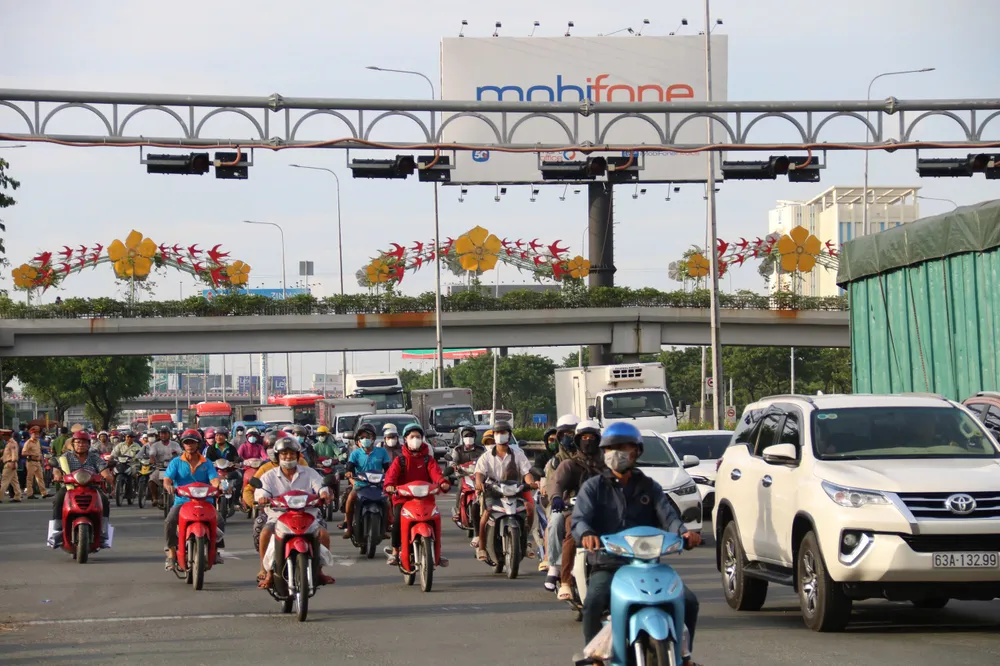 Càng về tối, mật độ phương tiện lưu thông từ TP.HCM về các tỉnh miền Tây càng đông. cua-ngo-phia-tay-130.jpg