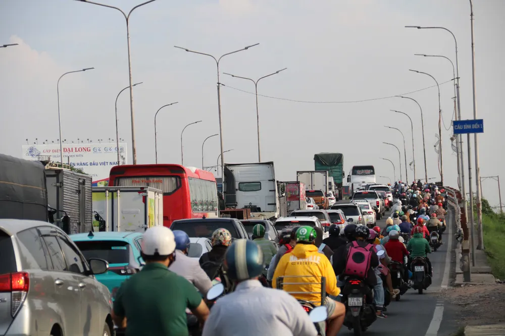 Tương tự, các phương tiện xếp hàng dài trên cầu Bình Điền 1. cua-ngo-phia-tay-131.jpg