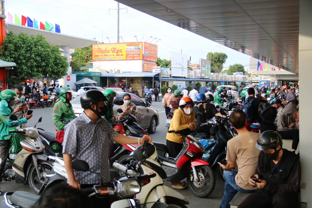 Trước bến xe Miền Tây, bảo vệ túc trực để điều tiết giao thông. cua-ngo-phia-tay-133.jpg